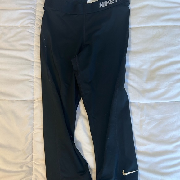 ☀️3/$25☀️ 2 Pairs of Nike Crop Dri-Fit Work Out Leggings, Size Medium - Picture 5 of 5